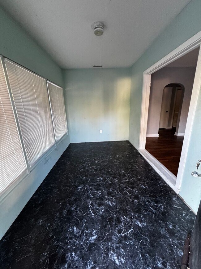 Foto del edificio - Charming Cottage with Detached Storage Garage