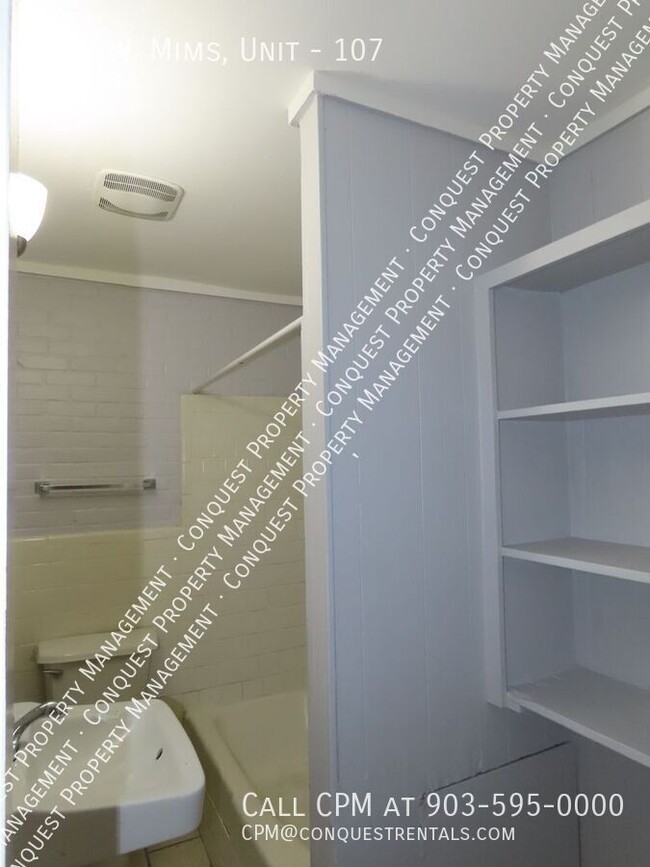 Foto del edificio - Cozy Two Bedroom One Bathroom Apartment, T...