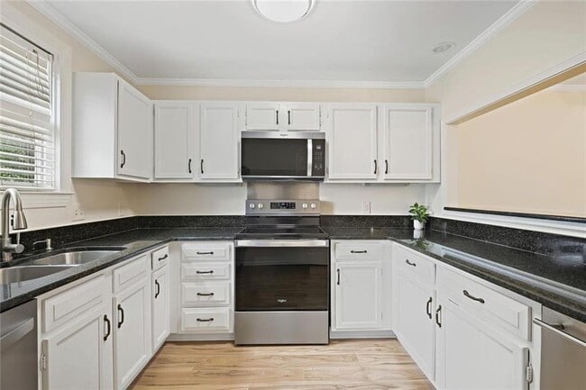 Building Photo - 911 Hollyfax Cir NE