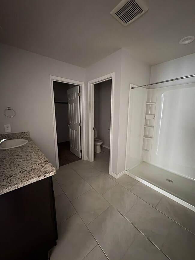 Foto del edificio - Half off deposit for OCTOBER