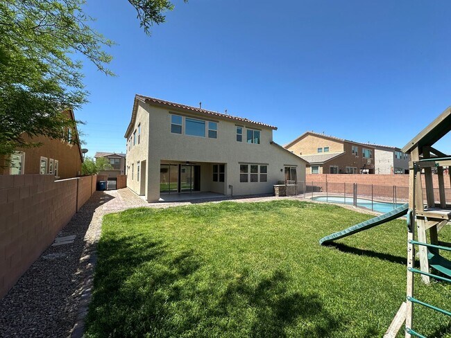 Foto del edificio - 816 Bluebird Hill Ave