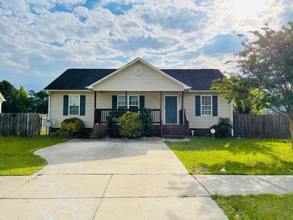 Primary Photo - ADORABLE 3 BR, 2 BA W/ FENCED-IN BACKYARD ...