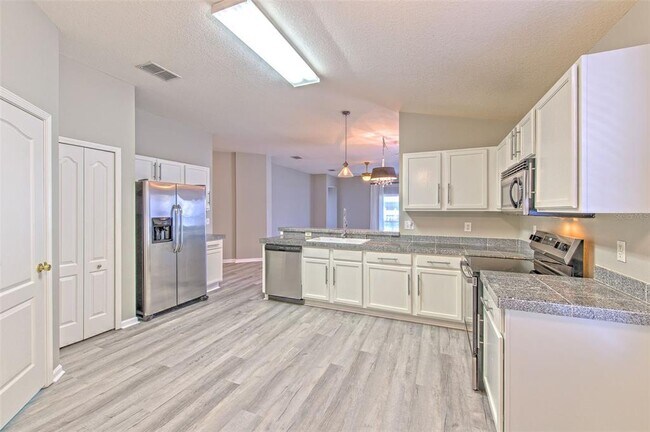 Building Photo - 5046 Gato Del Sol Cir