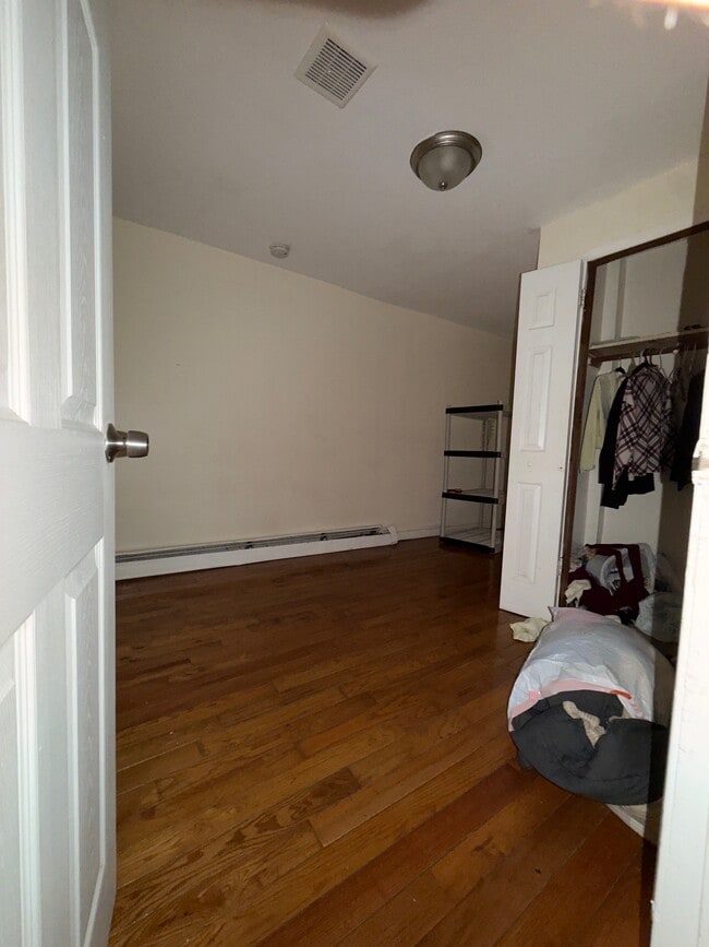 308 Clerk St Bsmt - 306 Clerk St