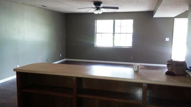Building Photo - 806 Cheyenne
