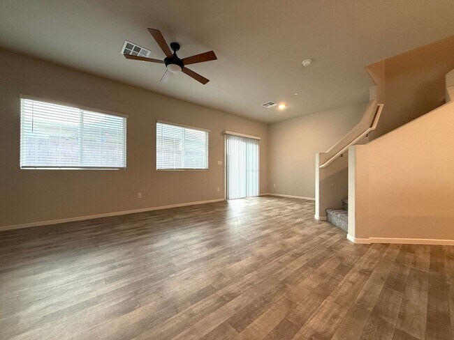 Foto del edificio - Northwest/ Aliante Area - Newer Townhome 3BD, PRIVATE YARD, ATTACHED GARAGE, ACROSS FROM POOL