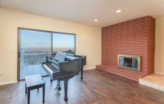 Building Photo - 1055 Lakeview Dr