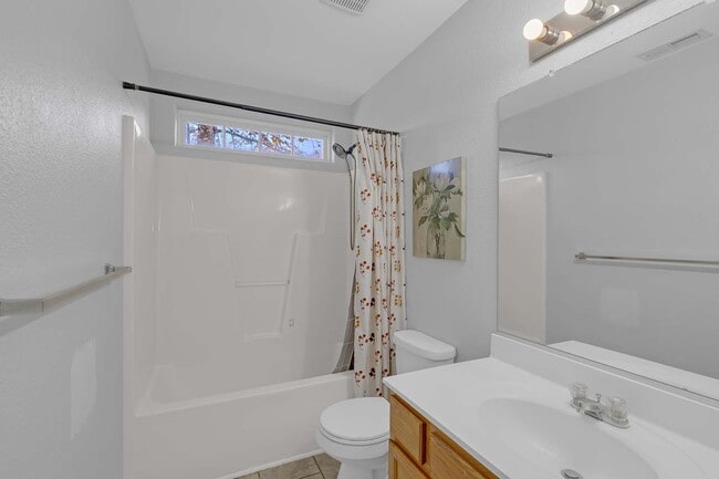 Foto del edificio - 220 Hinton Ave