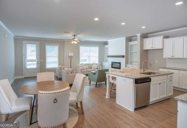 Foto del edificio - 5412 Maple Grv Ln