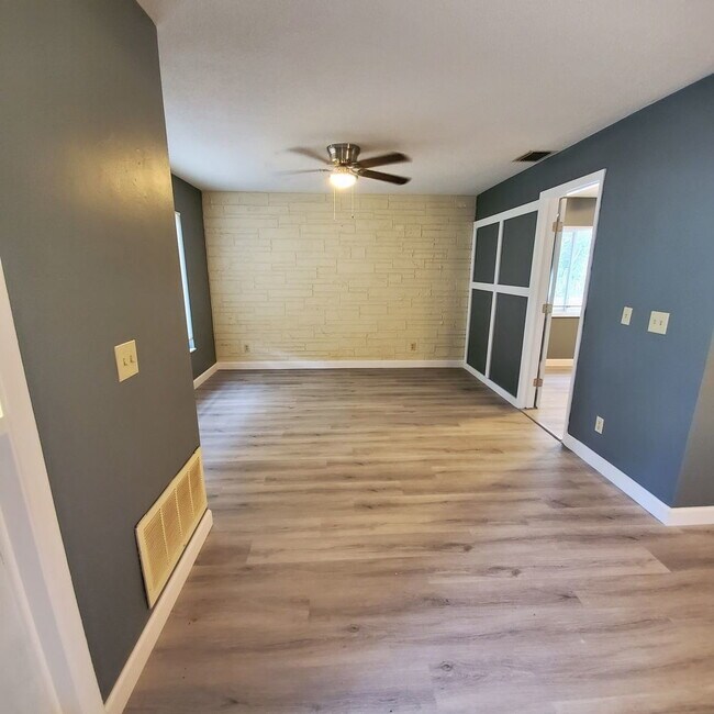 Foto del edificio - Duplex with 2bedrooms & another room that could be 3rd bedroom or office den space.