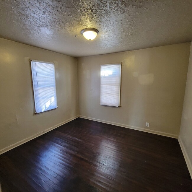 Building Photo - 2BR House w/Fenced Yard!