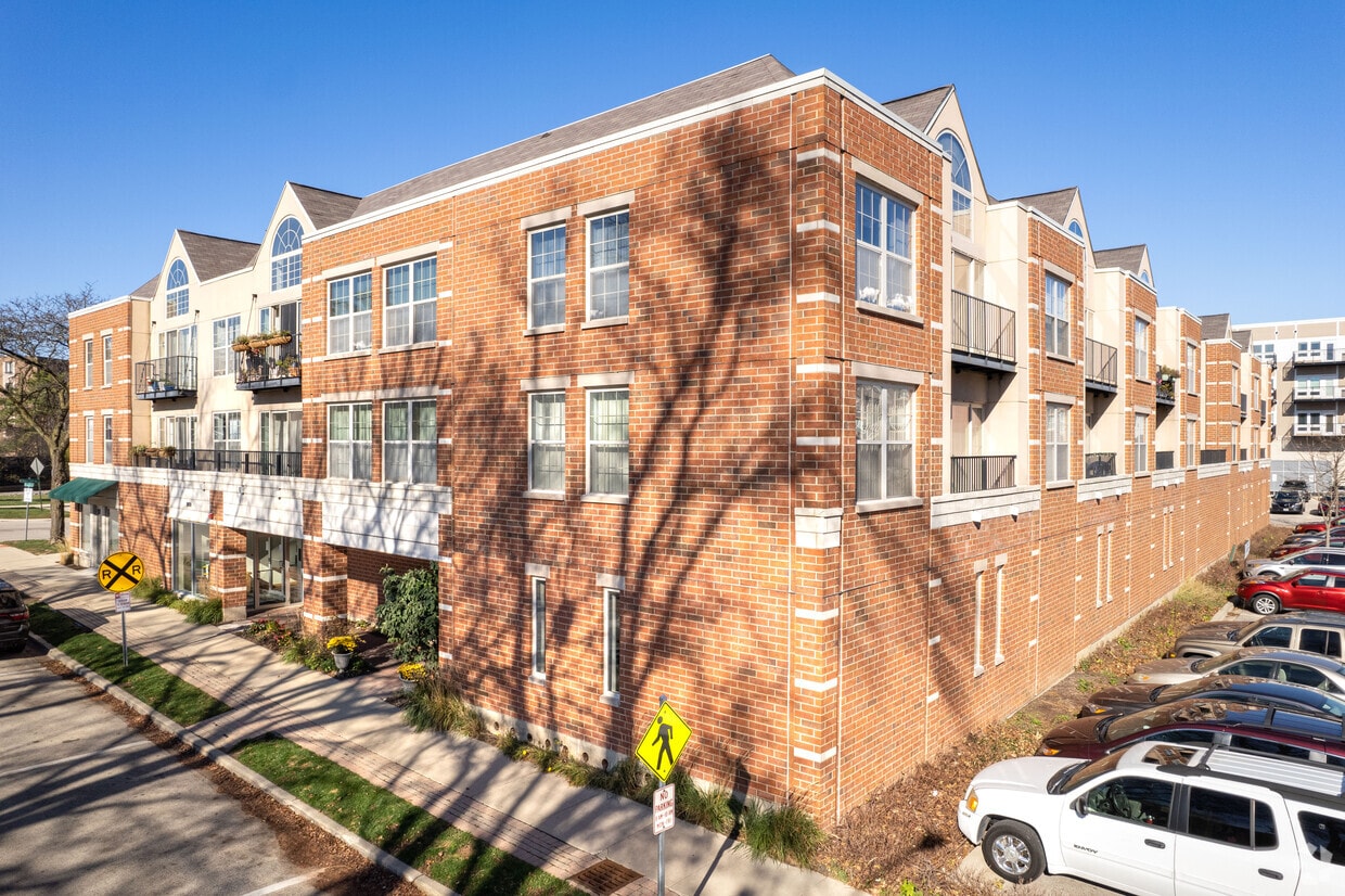 Dewes Court Apartments in Glenview, IL