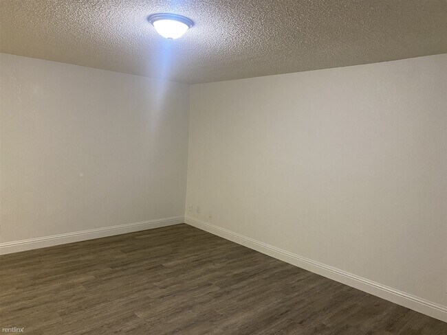 Building Photo - 3 br, 2 bath Duplex - 610 C Street 610
