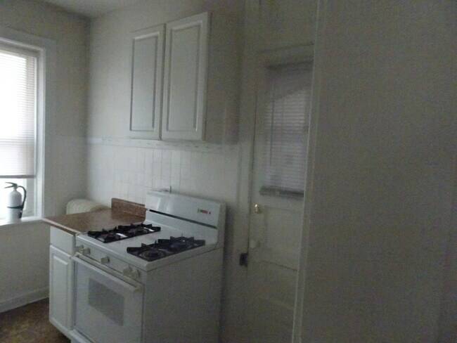 Foto del edificio - 4423 W Irving Park Rd