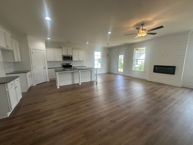 Building Photo - 1541 Lake Dr