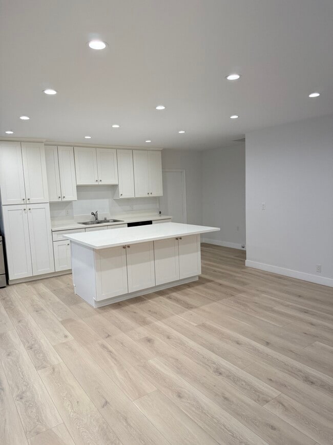Building Photo - 7307 Tyrone Ave
