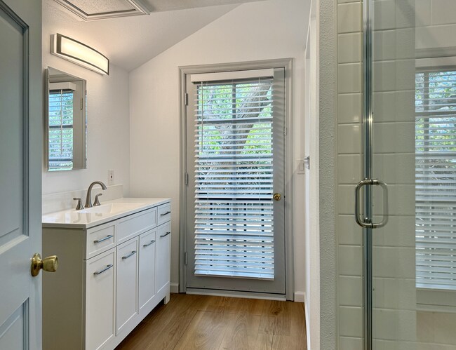 Foto del edificio - 1391 E Hillcrest Dr