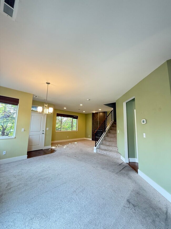 Foto del edificio - Stylish & Updated Home – 3BR/2.5BA, AC, Ne...