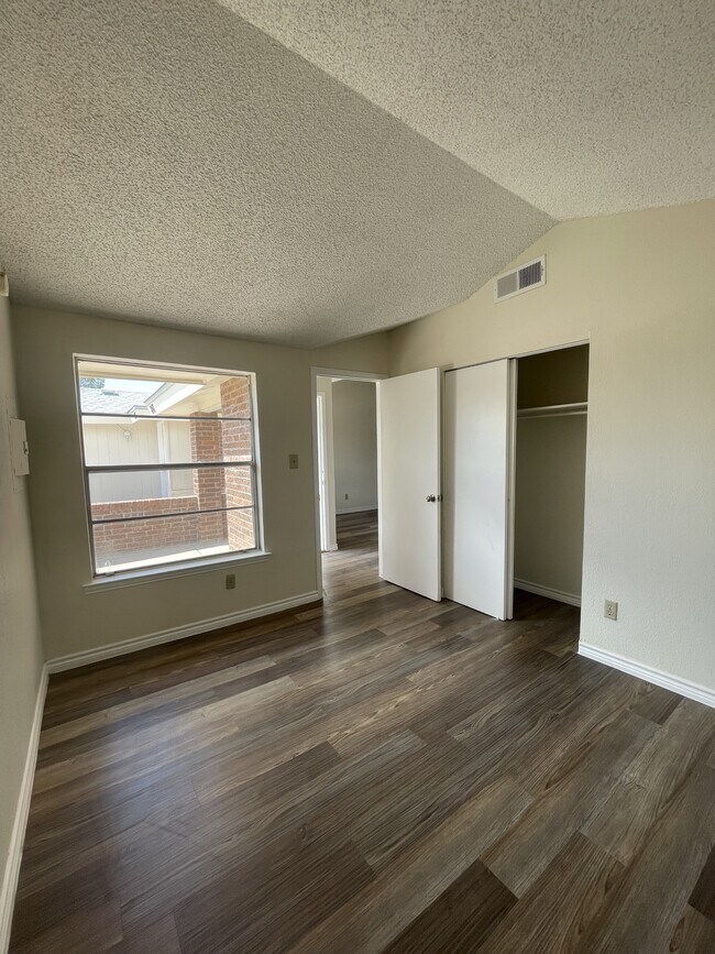 Building Photo - 847 Montera Rd