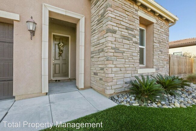 Building Photo - 4 br, 3 bath House - 2525 W Connelly Ave.