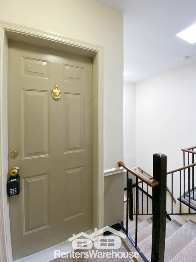 Foto del edificio - Simply Beautiful, Spacious 2 Bd/1Bth Condo on 50 acres of parklike setting w/ winding paths!
