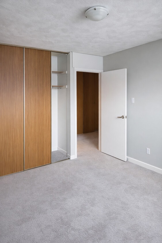 Building Photo - 772 Stirling Av S