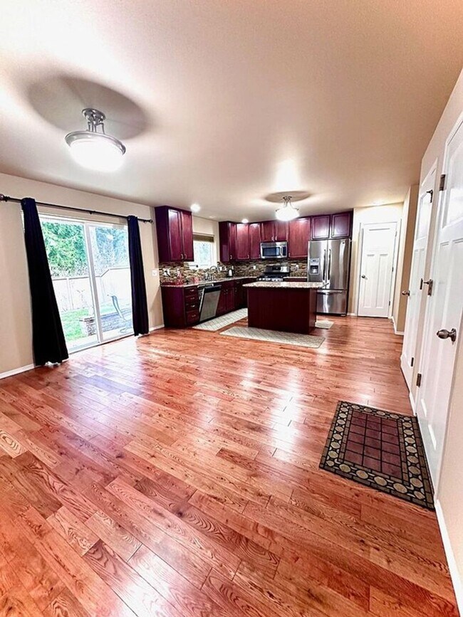 Foto del edificio - Beautiful 3 Bedroom Home on Greenbelt – Re...