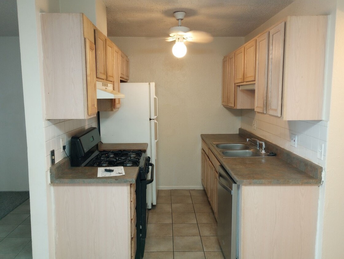 Primary Photo - Expo 247 with 2 bed, 1 Bath, 800 SF with A...