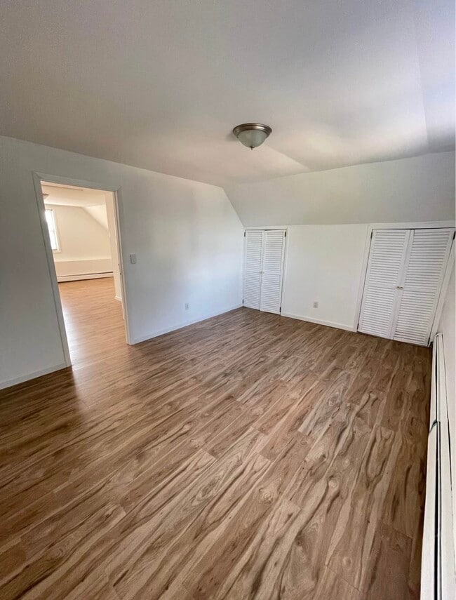 Building Photo - 67 Kossuth St