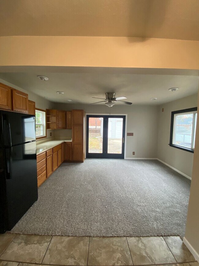 Building Photo - 3 Bedroom 1.5 Bathroom with 2 Stall Garage