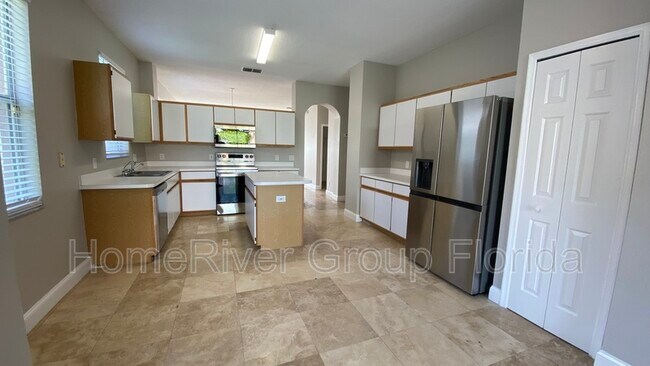 Building Photo - 1717 Snaresbrook Way
