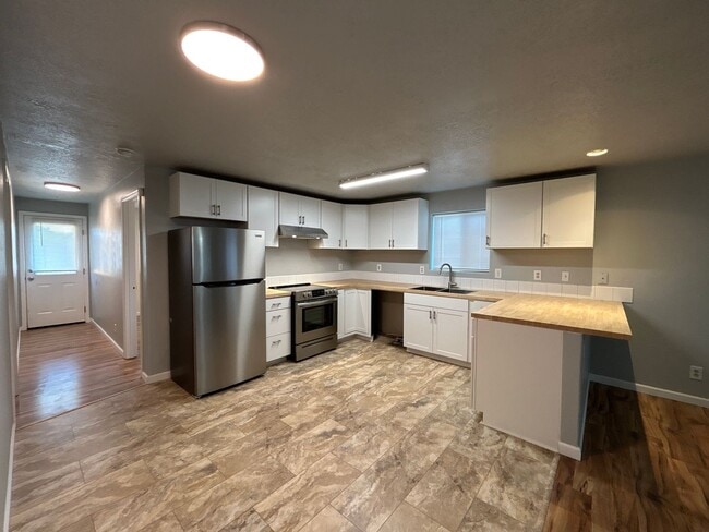 Building Photo - 2855-2855 SW Umatilla Ave
