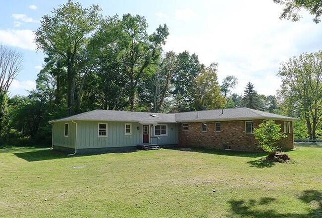 Building Photo - 694 Warren Stein Rd