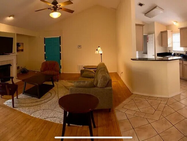 Foto del edificio - 853 Ladner Dr