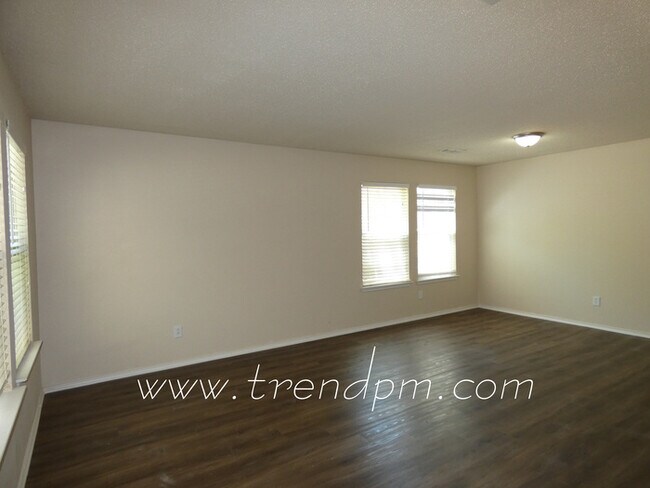 Building Photo - $500 off first month's rent on 12 month le...
