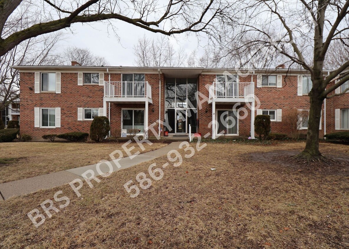 Foto principal - Charming 2-Bedroom Condo in Clinton Twp. –...