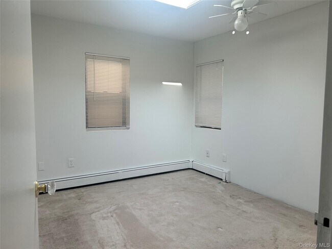 Foto del edificio - 475 W Broadway