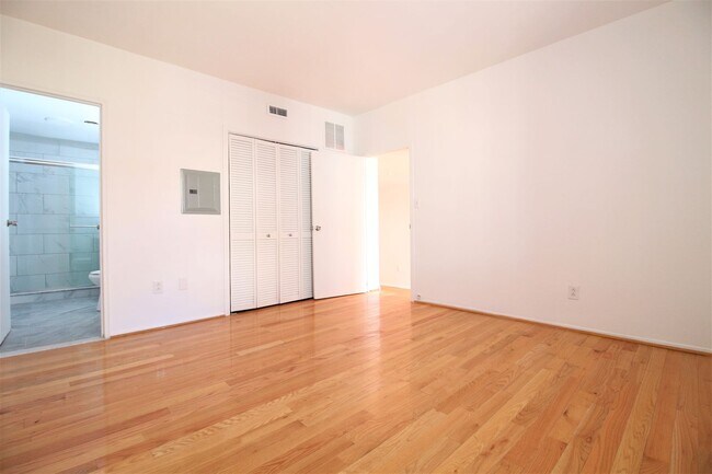 Building Photo - Sunny 1 BR w/ Lg Private Deck & Updated Fe...