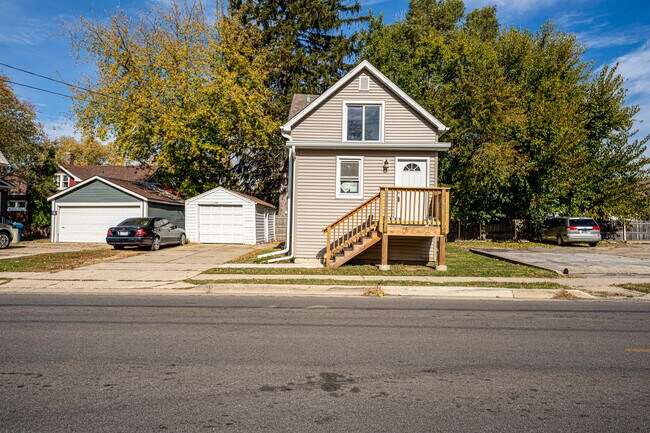Building Photo - 570 5th Ave