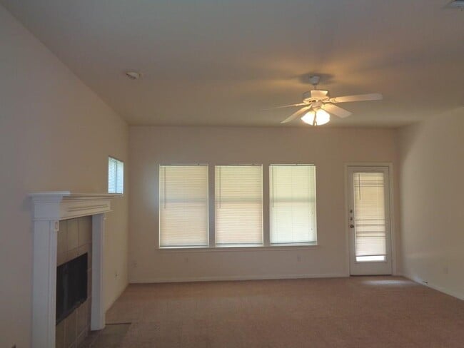 Building Photo - 205 Maple Ln