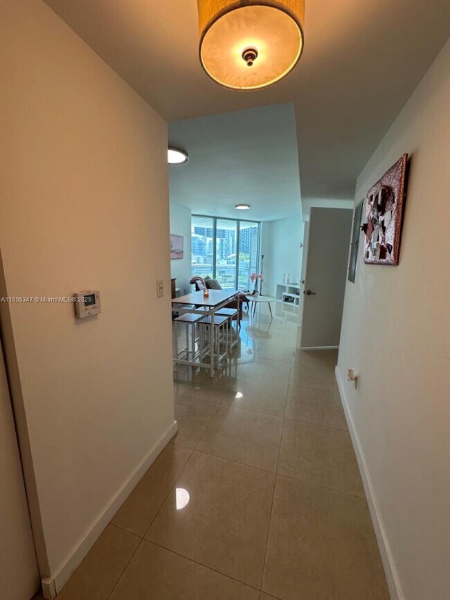 Foto del edificio - 350 S Miami Ave