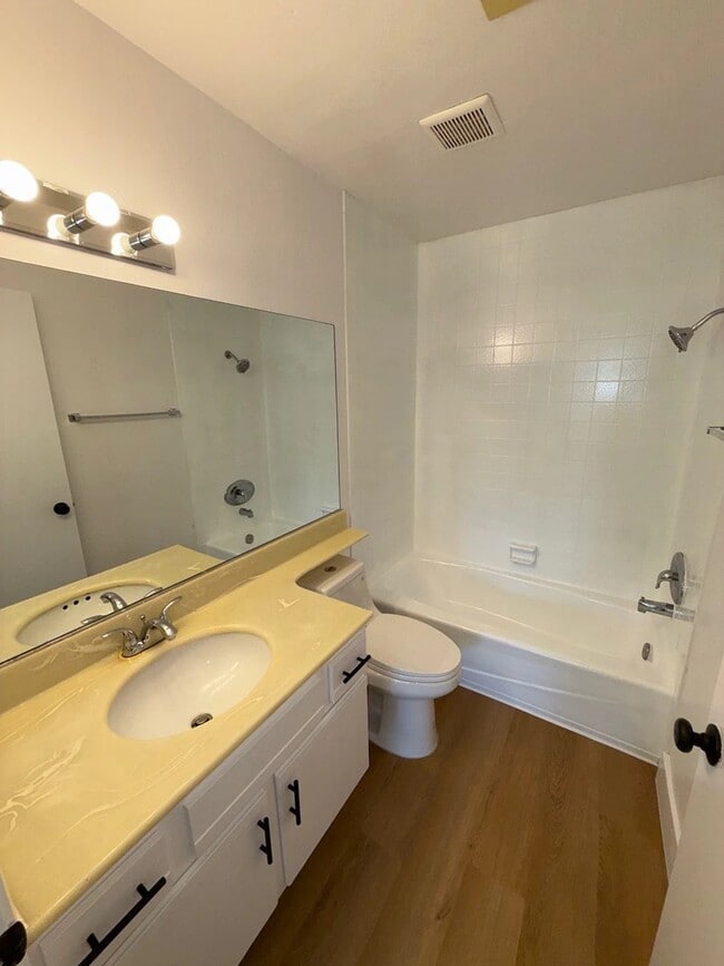 Foto del edificio - 1321 N Vista St