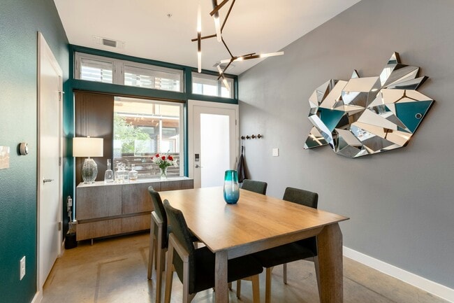 Building Photo - 2002 E 7th St