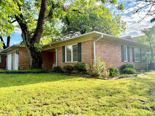 Building Photo - 1510 Westwood Dr