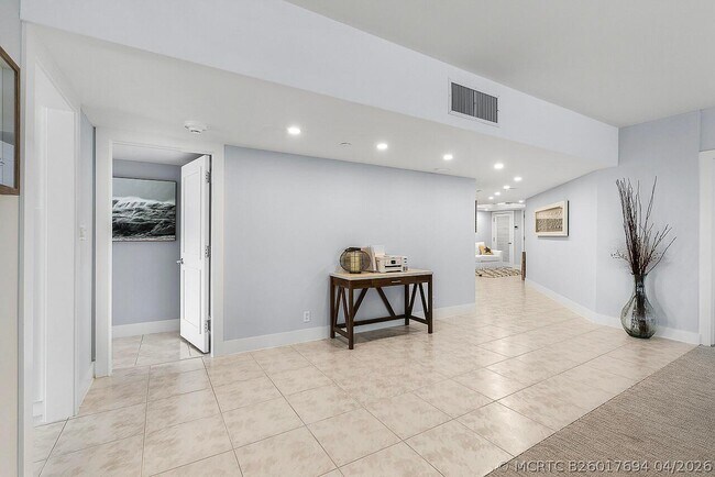 Foto del edificio - 100 Lakeshore Dr