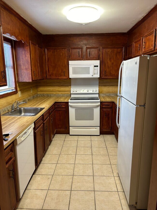 Building Photo - 2 bed/2 bath upper level condo-Available i...