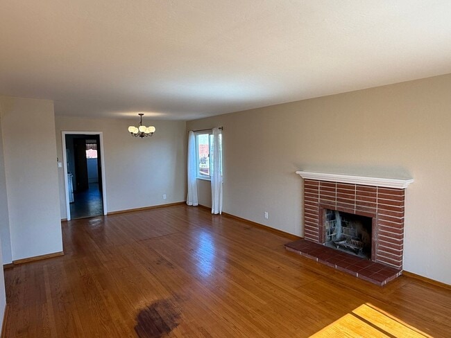 Building Photo - Spacious 3 bedroom, 1.5 bathroom Home in R...