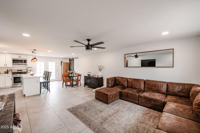 Foto del edificio - 3520 E Ludlow Dr