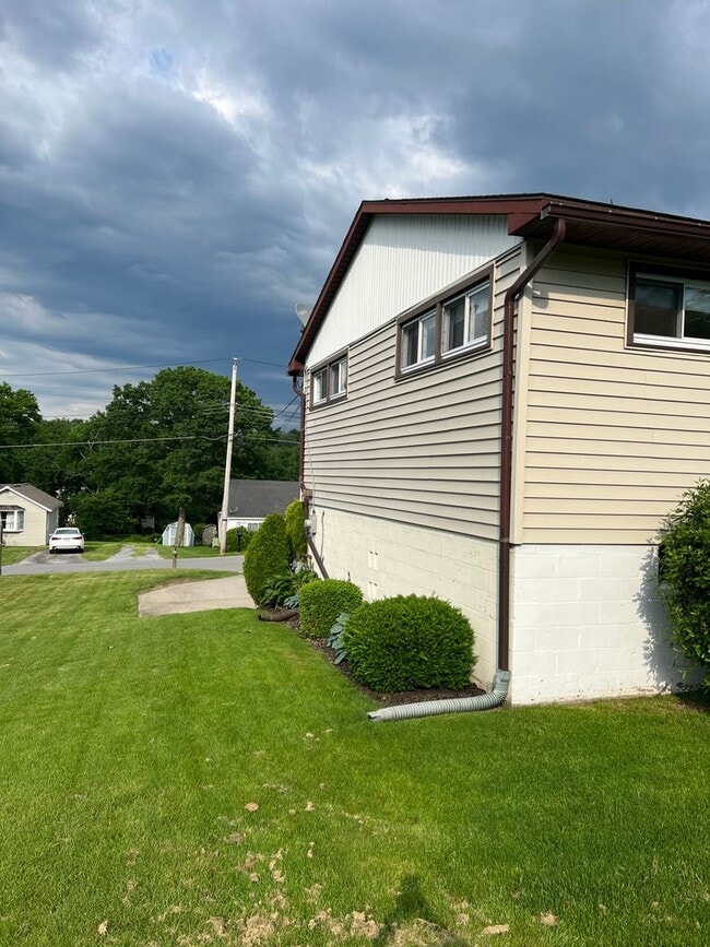 Building Photo - 3 Bed / 1 Bath Single-Family Home – Richland School District