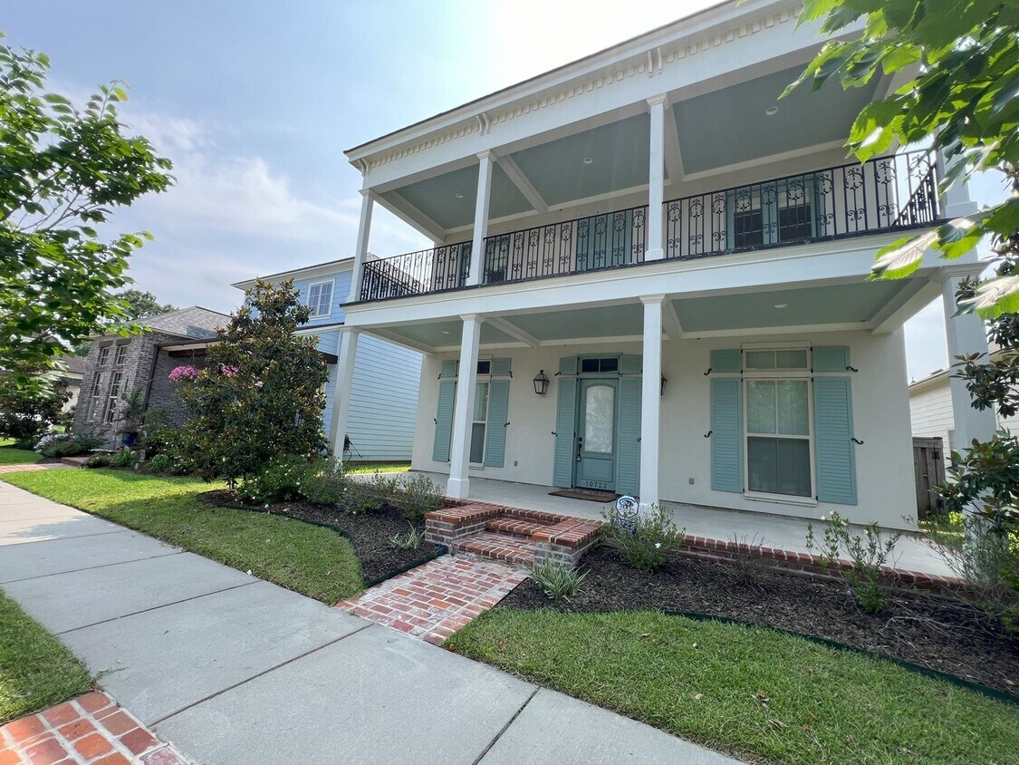 Foto principal - Stunning 4 bedroom, 3 bathroom 2 story hom...